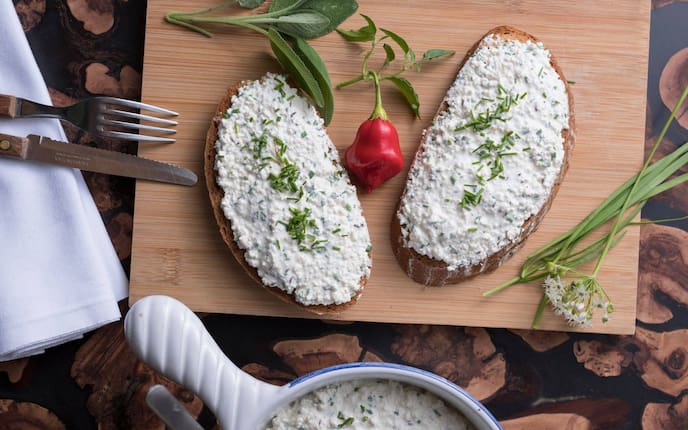 Brot, Pfefferoni, Schnittlauch, Holzbrett, Aufstrich, Topfen, Bröseltopfen, Jause, Brettljause, Servus Rezept, Wirtshaus Rezept