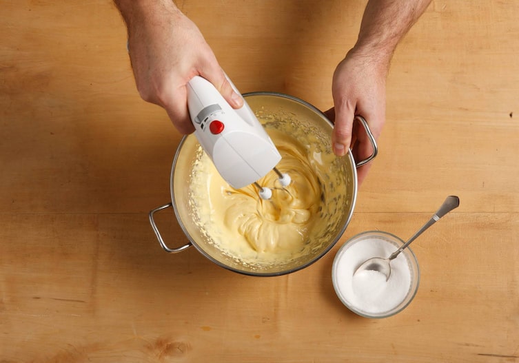 Dottercreme, Zucker, Handmixer, Rührschüssel