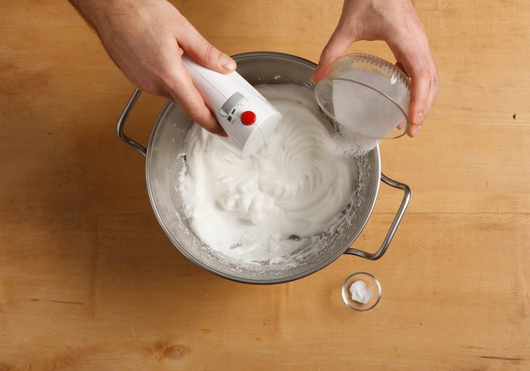 Eischnee, Zucker, Handmixer, Rührschüssel
