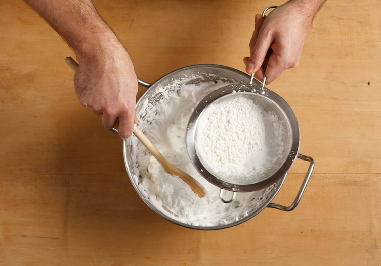 Eischnee, Maisstärke, Kochlöffel, Rührschüssel, Sieb