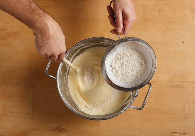 Teigmasse, Mehl, Mehlsieb, Rührschüssel