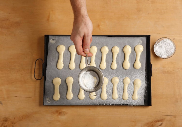 Biskotten, Backblech, Staubzucker, Sieb