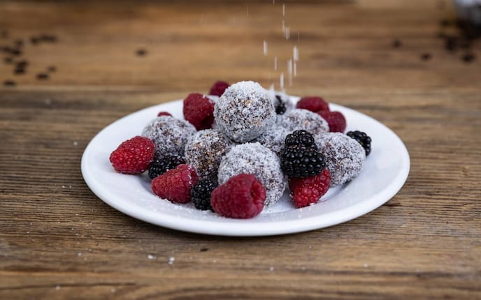 Kokos, Kugeln, Himbeeren, Brombeeren, Nachspeise