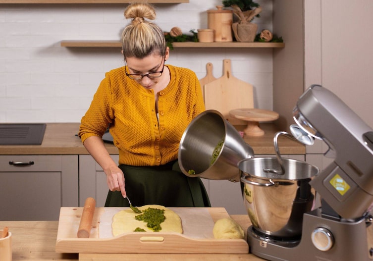 Verena Pelikan, Kenwood Titanium Chef Patissier XL, Germteig, Pistazienmasse, Weihnachten, Kekse, Plätzchen, Servus Rezept, Nudelbrett, Nudelwalker