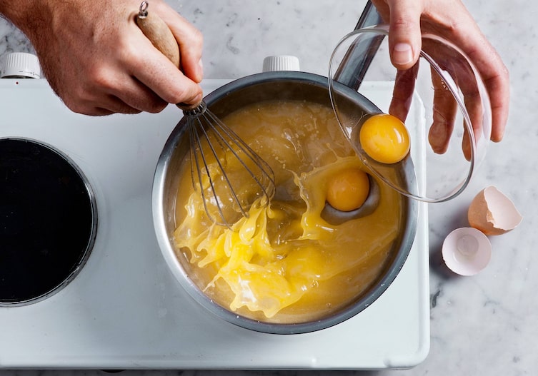 Zitronentarte, Zitronencreme, Eier, Topf, Schneebesen, Herd