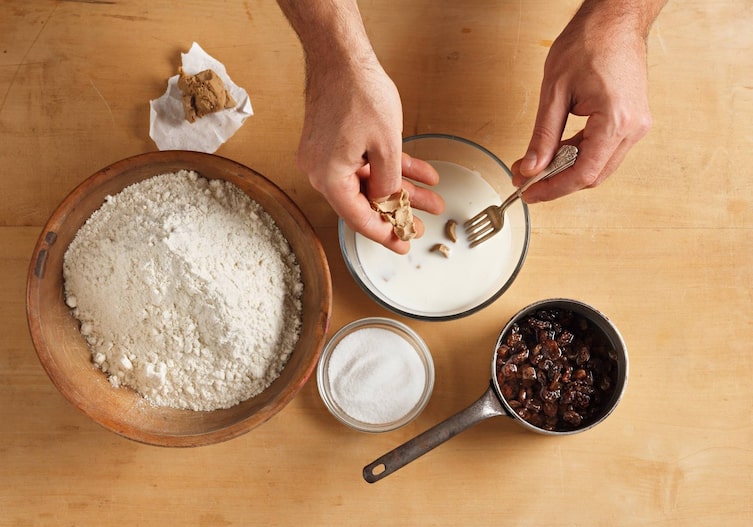 Mehl, Germ, Milch, Rosinen, Christstollen