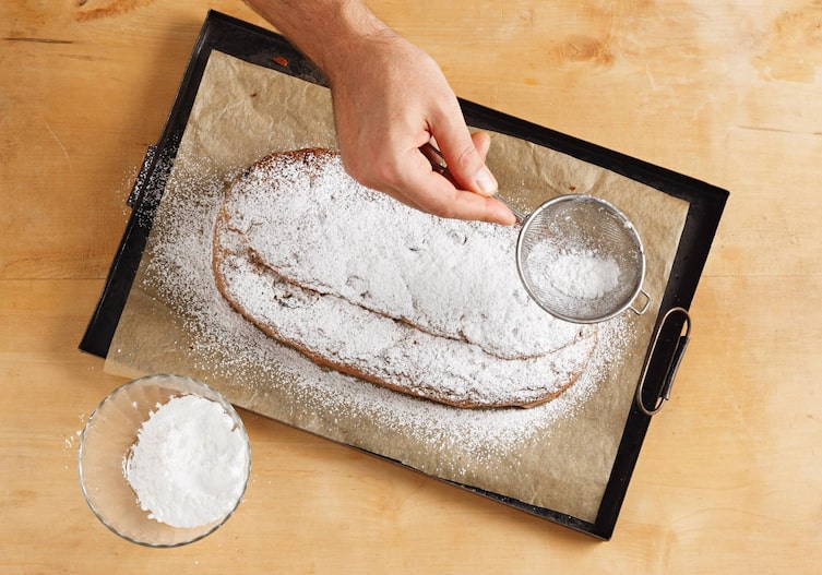 Christstollen, Staubzucker, Sieb, Backblech, Backpapier