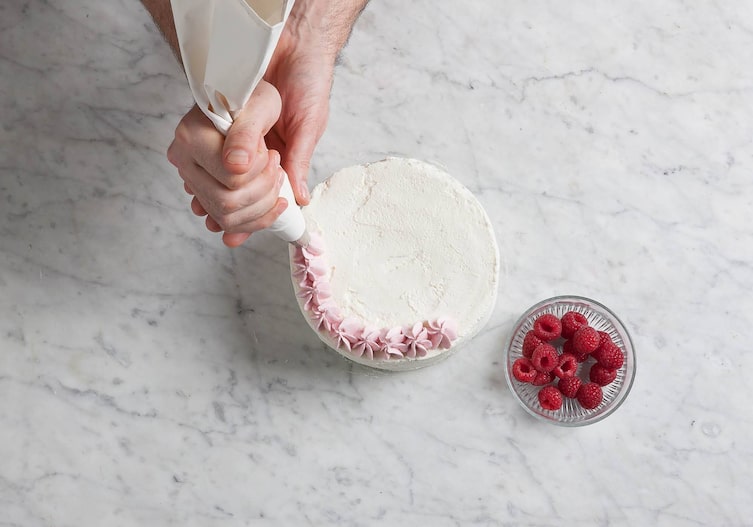 Spritzbeutel, Torte, Himbeeren, Nachspeise, Servus Rezept