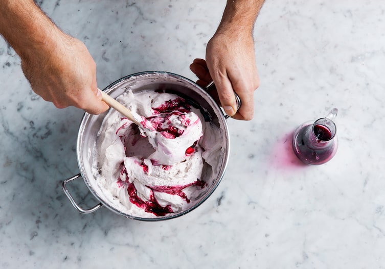 Buttermilchtorte, Buttermilchcreme, Heidelbeersirup, Topf