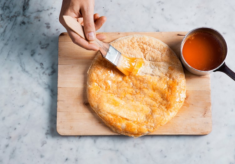 Buttermilchcremetorte, Buttermilch, Blätterteig, Pinsel, Marillenmarmelade, Holzbrett