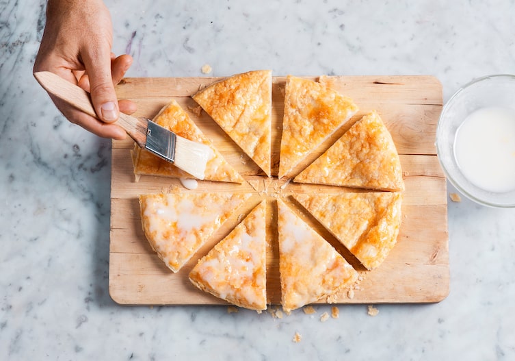 Buttermilchtorte, Blätterteig, Tortenecken, Zitronensirup, Pinsel, Brett