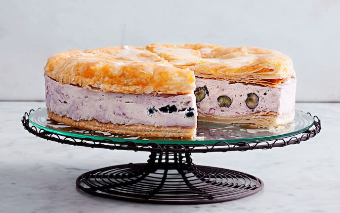 Buttermilchtorte mit Heidelbeeren, Torte, Heidelbeeren, Buttermilch, Tortenständer, Nachspeise, Tortenrezept, Servus Rezept