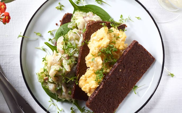 Pumpernickel, Lachsforelle, Teller, Kräuter, Spinat,