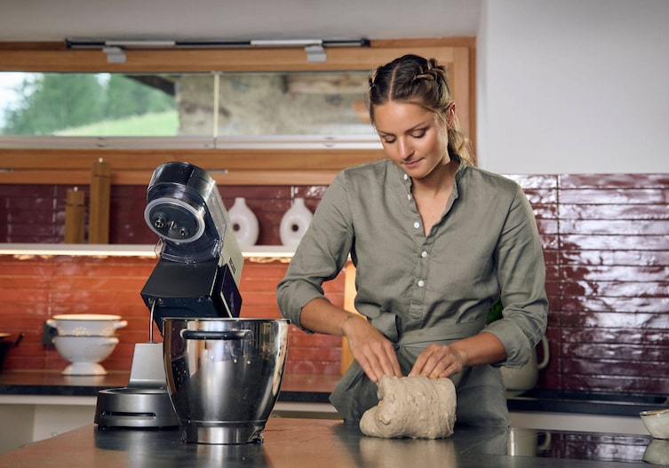 Paulas Bründl faltet den Brotteig