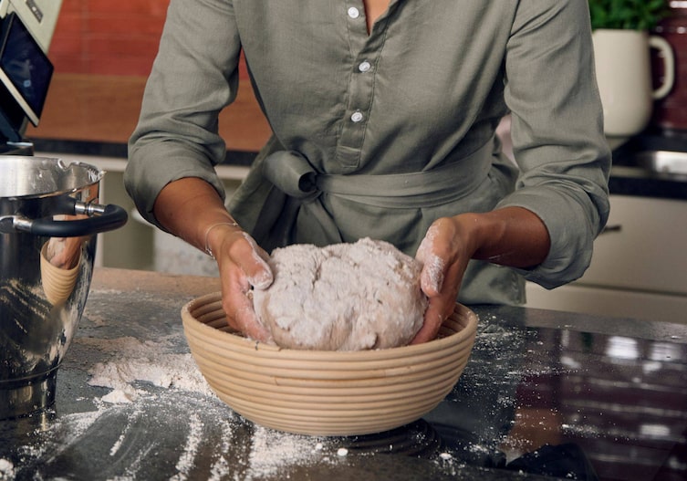 Paulas Bründl legt den Brotteig in den Gärkorb