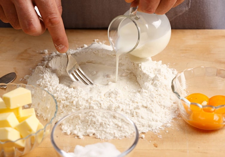 Mehl, Milch, Butter, Eidotter, Zucker