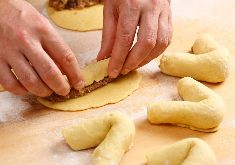 Nussbeugerl, Teig, Füllung, Rolle, Nachspeise, Servus Rezept