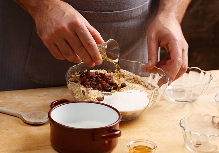 Zucker, Nüsse, Rosinen, Kochlöffel, Topf, Schüssel