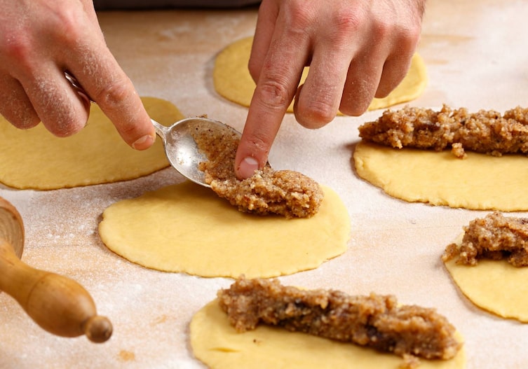 Teigplatten, Nussfüllung, Nudelwalker