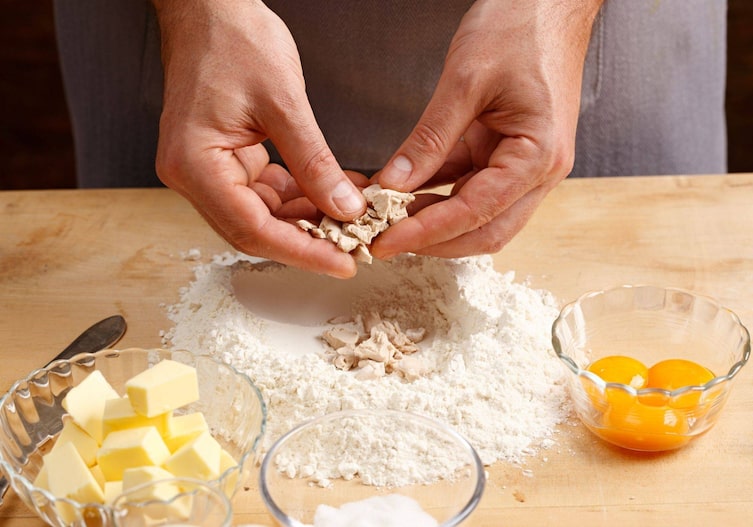 Mehl, Germ, Butter, Eidotter, Zucker