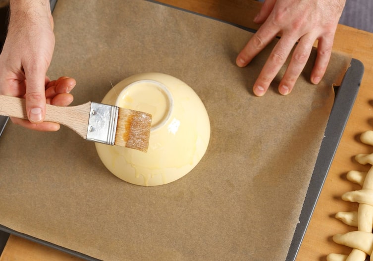 Keramikschüssel, Backblech, Backpapier, Pinsel, einfetten