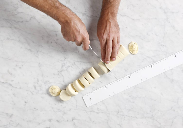 Hände, Messer, Blätterteig, Lineal