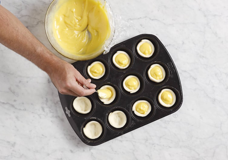 Muffinblech, Creme, Glasschüssel, Frischhaltefolie, Blätterteig, Hand, Löffel