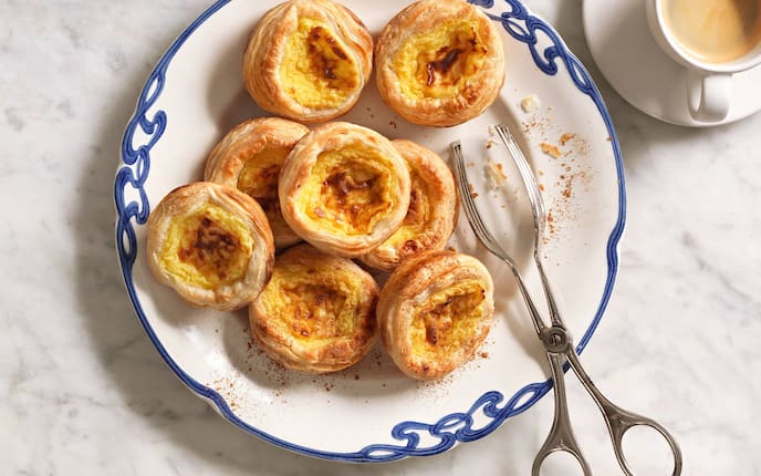 Blätterteig, Kaffee, Kaffeetasse, Untertasse, Teller, Gebäckzange