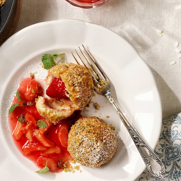 Erdbeerknödel mit Rhabarberkompott, Erdbeeren, Knödel, Rhabarber, Nachspeise, Servus Rezept