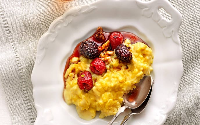 Safran-Milchreis mit Brombeeren und Himbeeren, Milchreis, Milch, Reis, Safran, Himbeeren, Brombeeren, Nachspeise, Frühstück, Servus Rezept