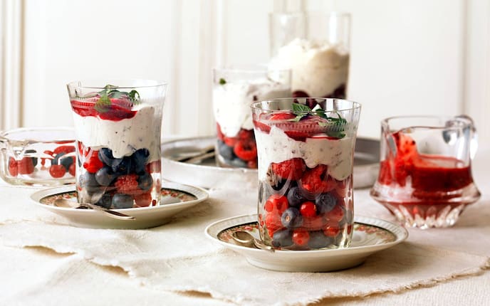 Sauermilchmus mit frischen Beeren im Glas, Sauermilch, Mus, Himbeeren, Heidelbeeren, Ribisel, Creme, Glas, Servus Rezept