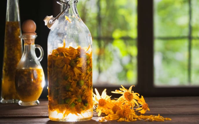 Arnika-Tinktur gegen Prellungen (Bild: Mauritius Images)