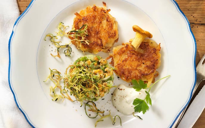 Eierschwammerltartar, Eierschwammerl, Tartar, Pilze, Pfifferlinge, Kartoffelpuffer, Erdäpfelpuffer, Kartoffellaibchen, Sauce, Servus Rezept