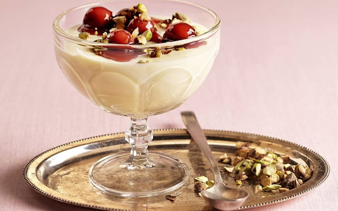 Kaffeecreme mit Kirschenkompott, Creme, Pistazien, Kirschen, Nachspeise, Servus Rezept