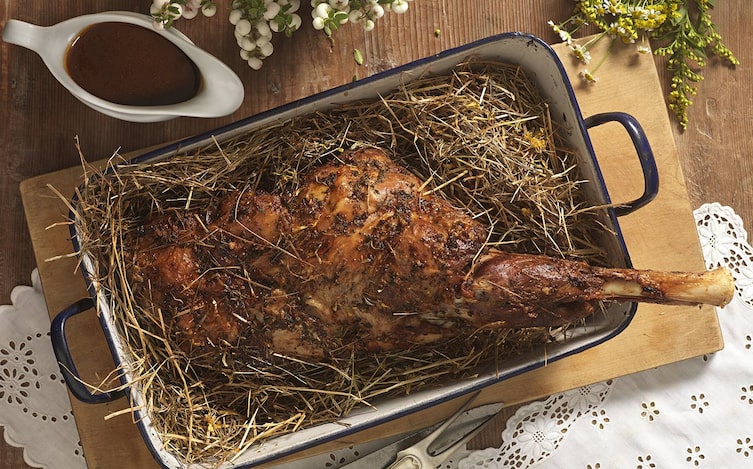 Lammkeule in Bergkräuterheu, Lammbraten, Lamm Rezept, Lamm, Servus Rezept