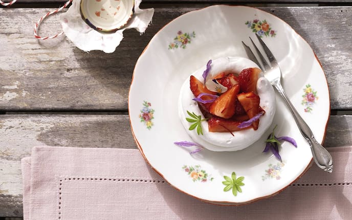 Baiser mit Erdbeeren (Bild: Eisenhut & Mayer)