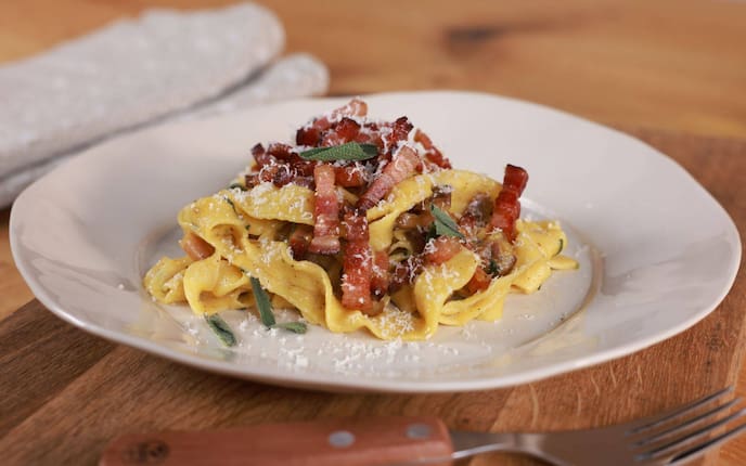 Bandnudeln, Nudeln, Speck, Bauchspeck, Parmesan, Salbei, Wasser, Carbonara, Hauptspeise, HANDL TYROL