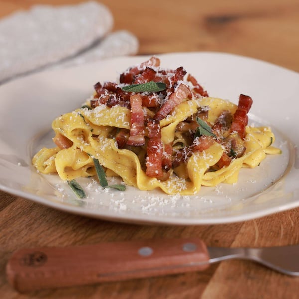 Bandnudeln, Nudeln, Speck, Bauchspeck, Parmesan, Salbei, Wasser, Carbonara, Hauptspeise, HANDL TYROL