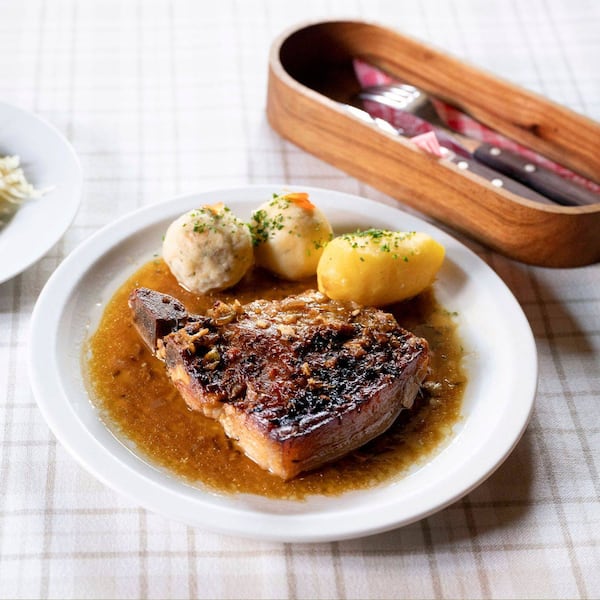 Bauernbratl, Semmelknödel, Kartoffelknödel, Sauerkraut, Krautsalat, Kümmel, Fleisch, Schwein, Bratensaft, Servus Rezept, Podcast-Rezept