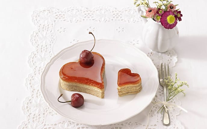 Baumkuchen, Baumkuchen in Herzform, Kirsche, Vase mit Blumen