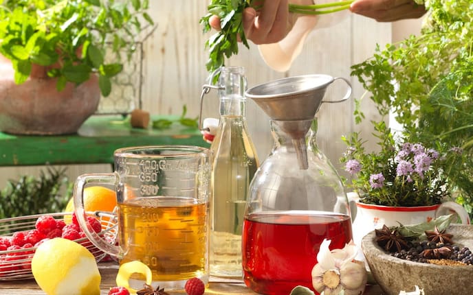Weinessig, Kräuter, Trichter, Knoblauch, Himbeeren, Zitrone