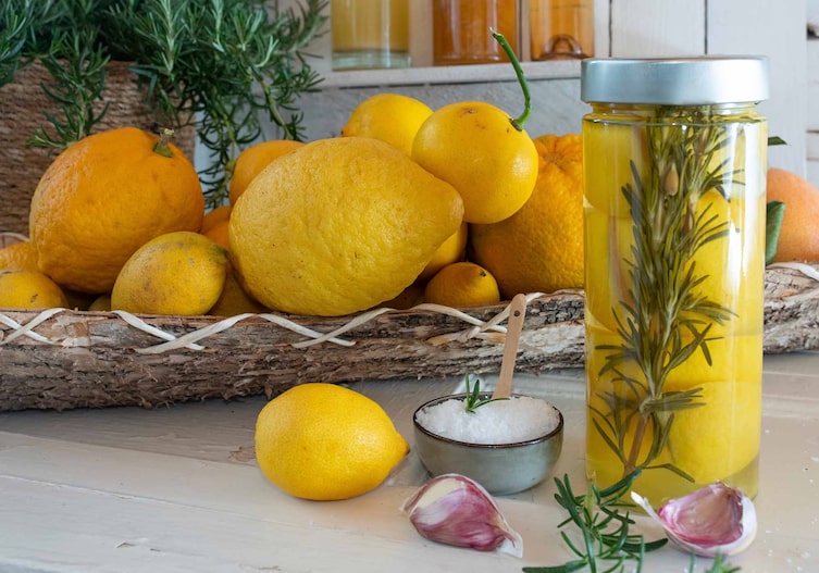 Eingelegte Salzzitronen, Rosmarin, Knoblauch, Schüssel, Korb, Orangen, Glas