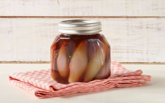 Schalotten, eingelegt, Einmachglas, Geschirrtuch, Servus Rezept