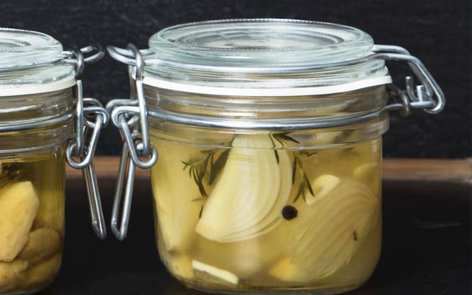 Eingelegter Zwiebel, Thymian, Pfefferkörner, Knoblauch, Beilage, Servus Rezept