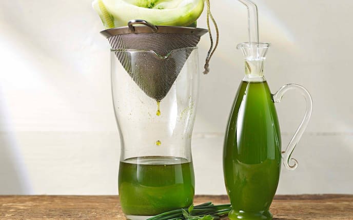 Kräuteröl, grünes Öl, gefiltertes Öl, Öl, Kräuter, Krug, Sieb, Karaffe, Flasche, Servus Rezept
