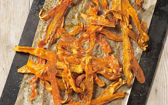 Karotten, Salz, Gewürze, Backpapier, Steinplatte, Karottenchips, Servus Rezept