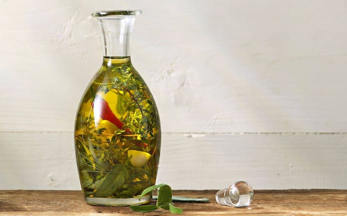 Flasch, Knoblauch, Kräuter, Öl, Servus Rezept