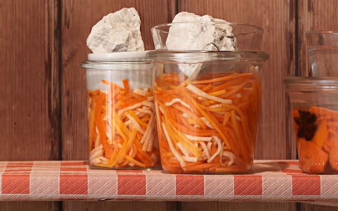 Milchsauer vergorener Rübenmix, Vorratskammer, Bügelglas, Karotten, Knollensellerie, Stein