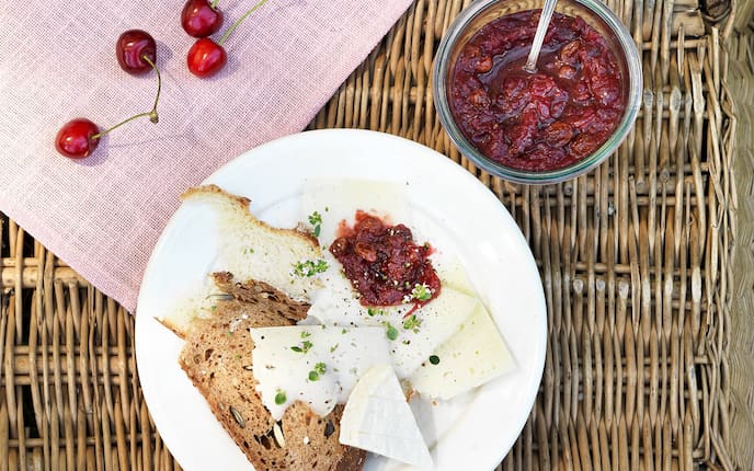 Kirschen, Zwiebel, Marmelade, Ziegenkäse, Käse, Brot, Weißbrot, Schwarzbrot, Löffel