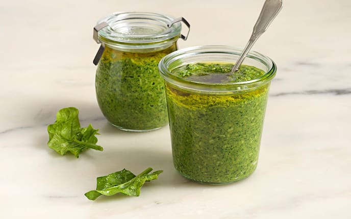 Spinatpesto, Einmachglas, Löffel, Spinatblätter